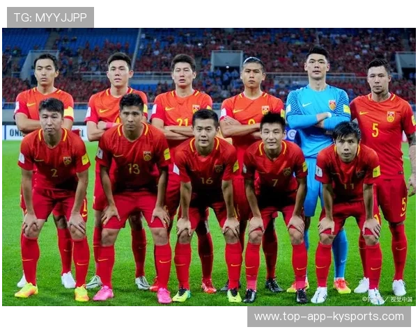 国足训练节奏紧凑，战术模拟演练频繁，国足战术打法